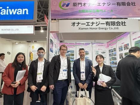 Kirschblüten blühen in Japan und kehren mit Auszeichnung zurück